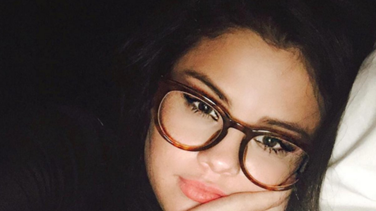Fina Selena Gomez tar en glasögon-seflie.